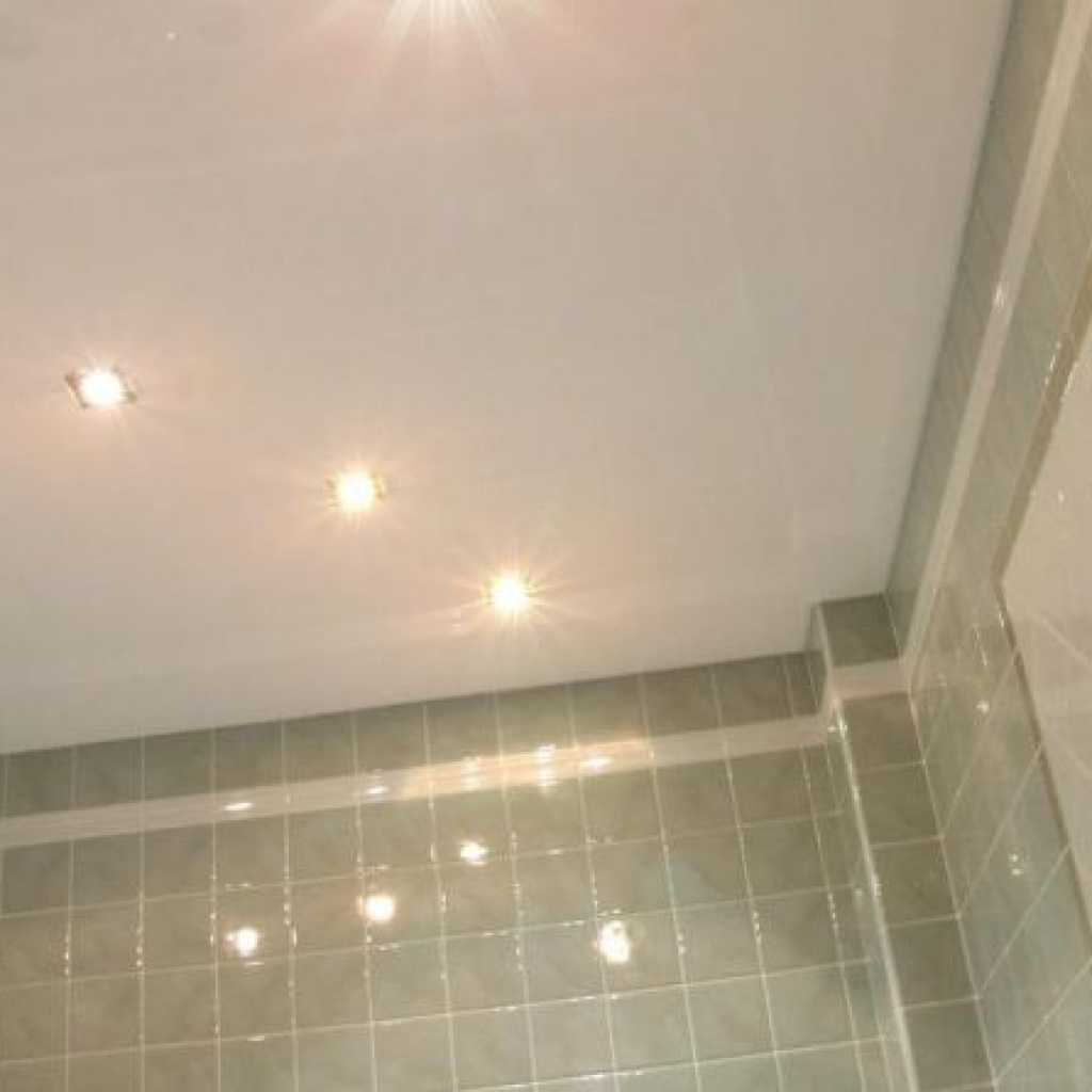 Натяжной потолок в ванной: плюсы и минусы эксплуатации конструкции