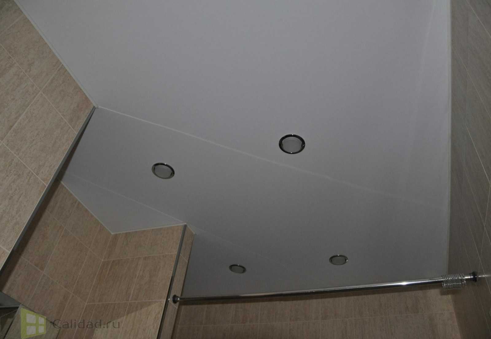 Потолки в ванной комнате: натяжные конструкции и их использование