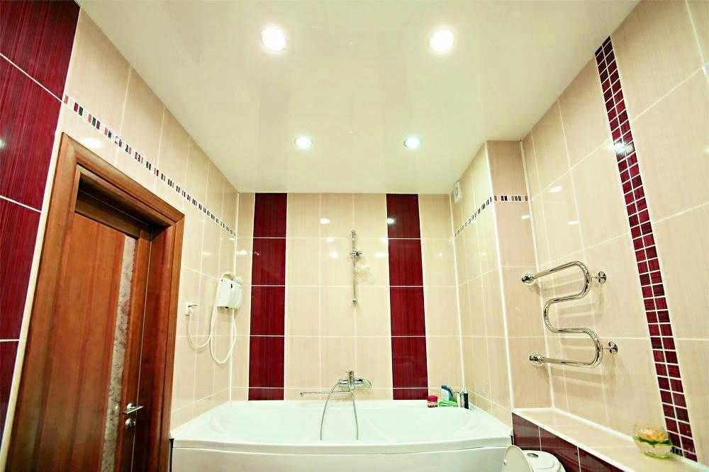 Натяжные потолки в ванной - плюсы и минусы обустройства