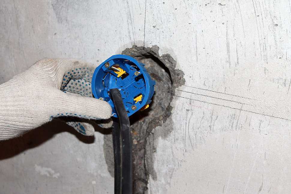Как установить розетку в бетонную стену в подрозетник