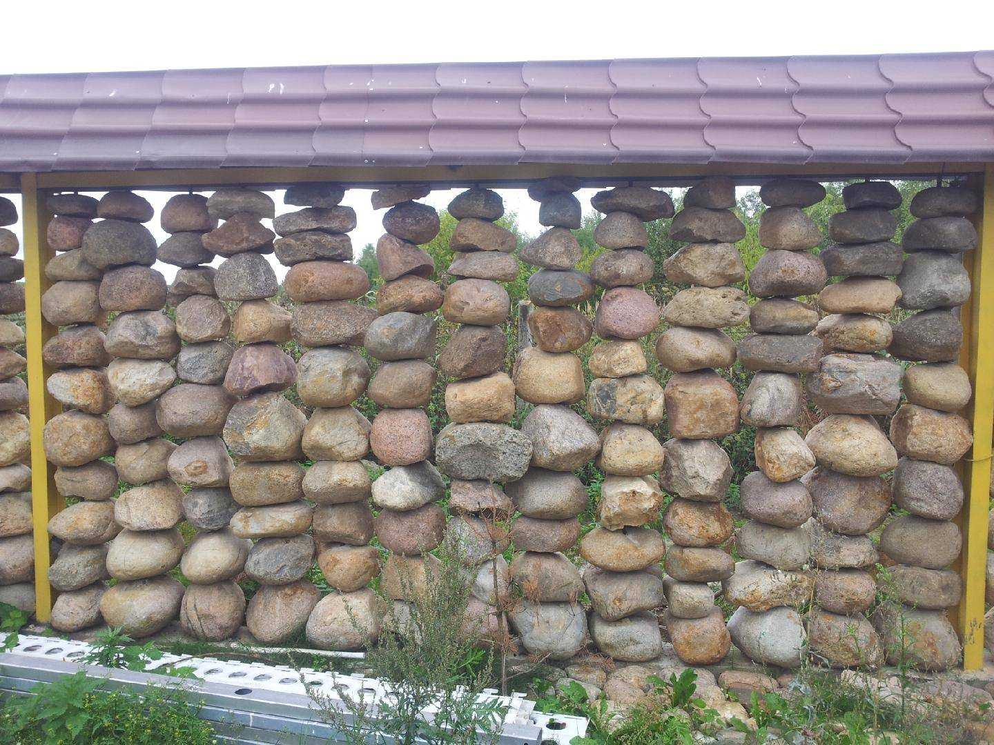 Забор из камня — особнености конструкций и красивые варианты оформления
