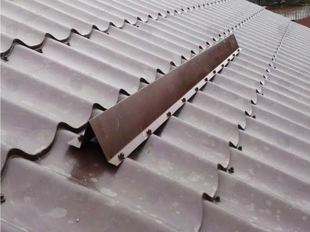 Снегозадержатели на крышу: особенности разных видов приспособлений