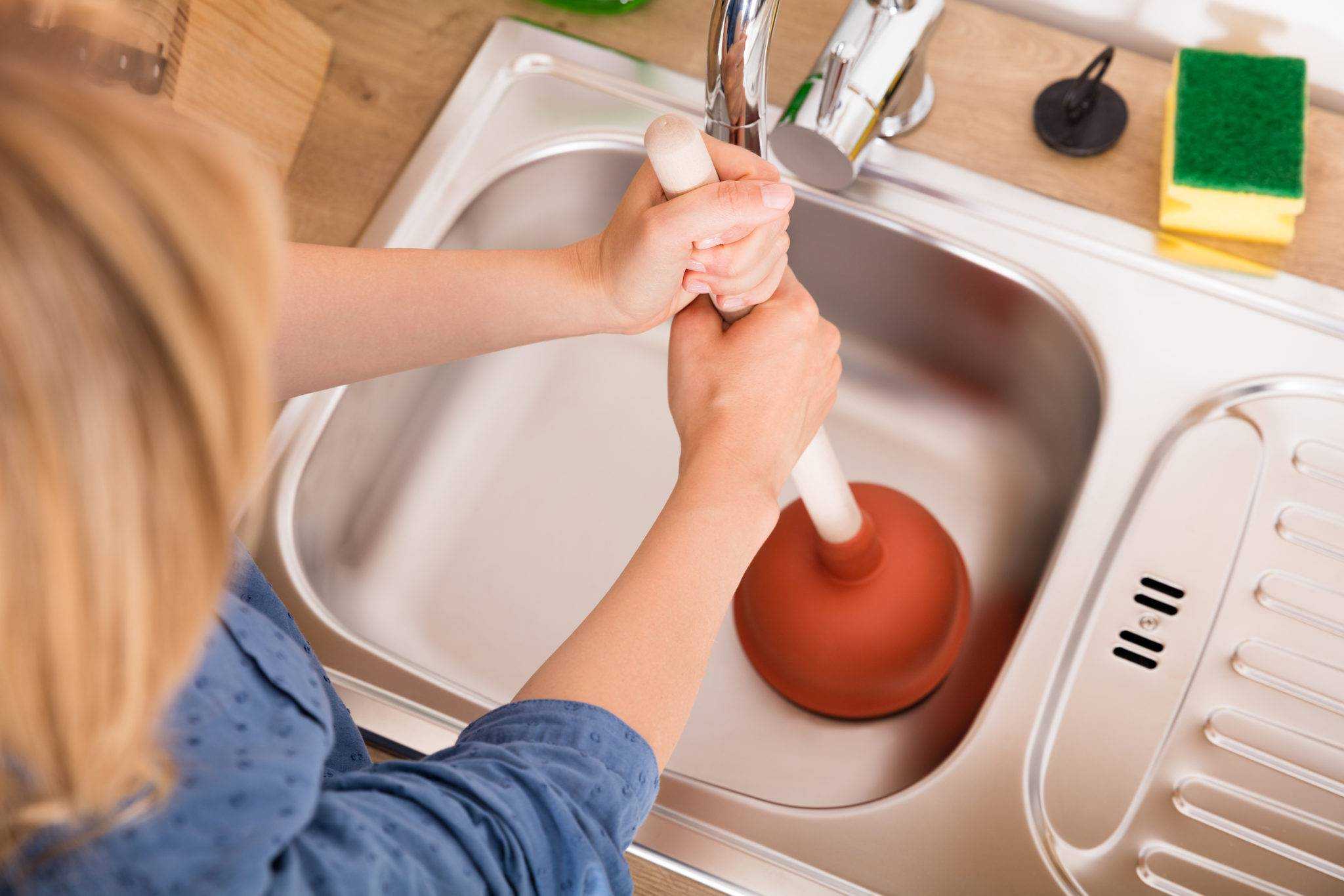 Почистить засор в раковине в домашних условиях на кухне