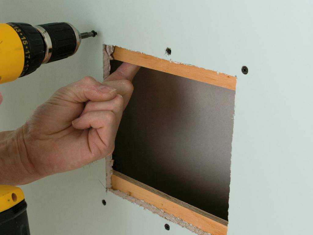 Чем заделать дыры в стене: материалы, пошаговые инструкции, полезные рекомендации