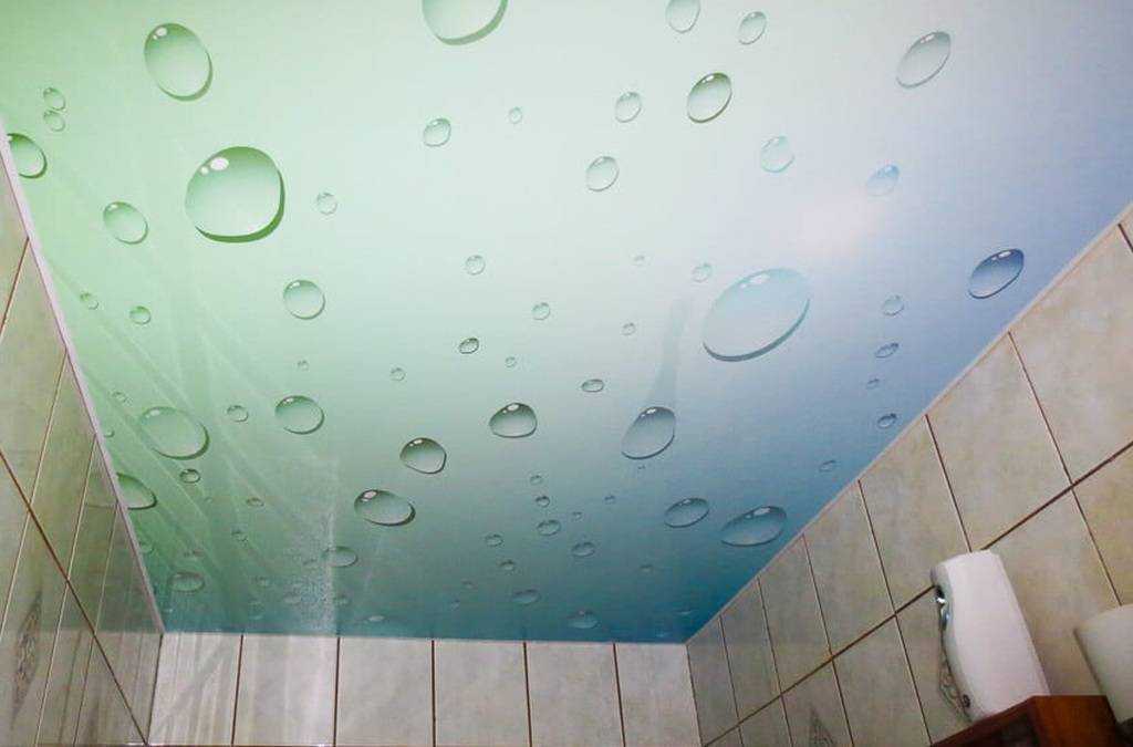Натяжной потолок в ванной: плюсы и минусы технологии