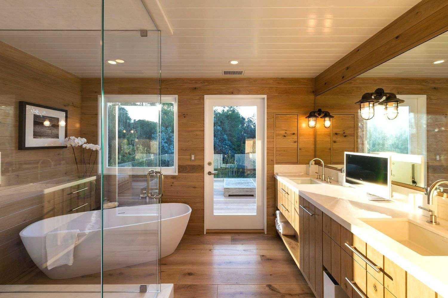 Ванная в деревянном доме требует особого отношения к ее оборудованию На что следует братить повышенное внимание Обзор удачных вариантов