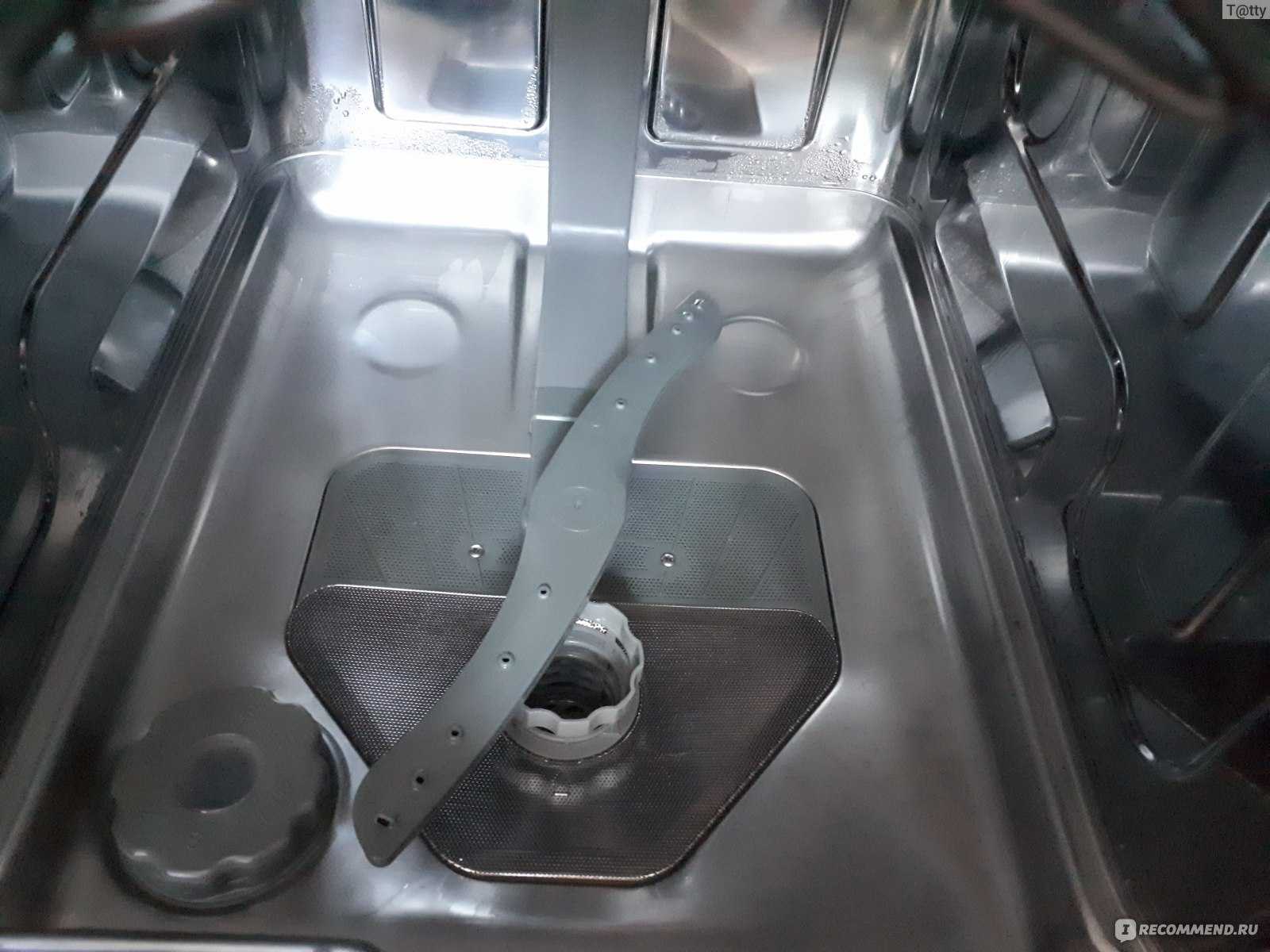 Вода в посудомоечной машинке