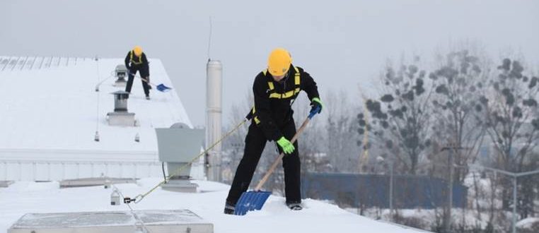 очистка снега с кровли промышленными альпинистами
